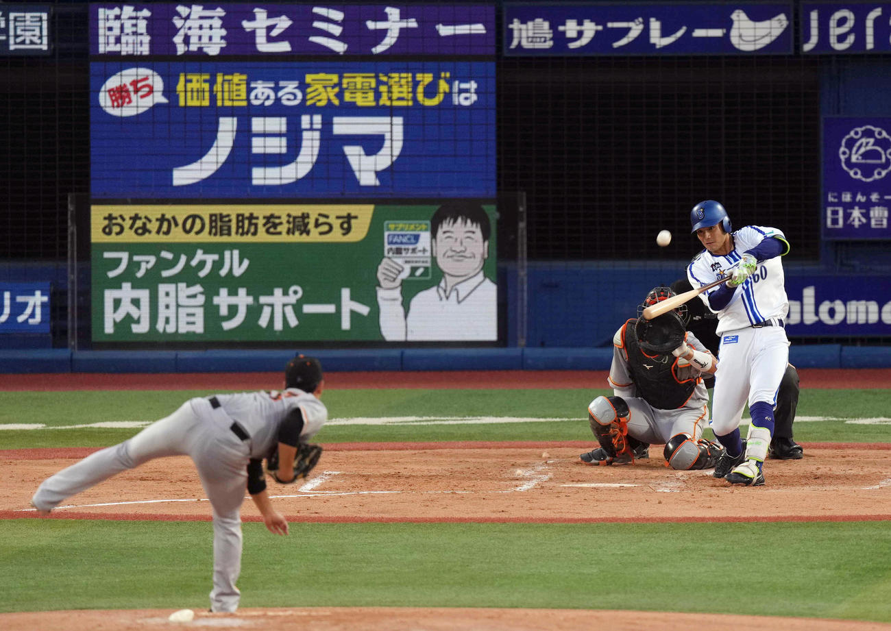 DeNA対巨人　2回裏DeNA無死満塁、満塁本塁打を放つ代打知野。投手井上（撮影・狩俣裕三）