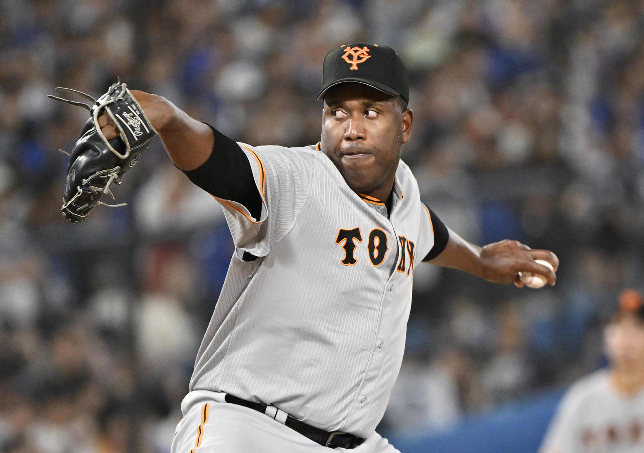 7回から登板し、勝利投手となった巨人バルドナード（共同）