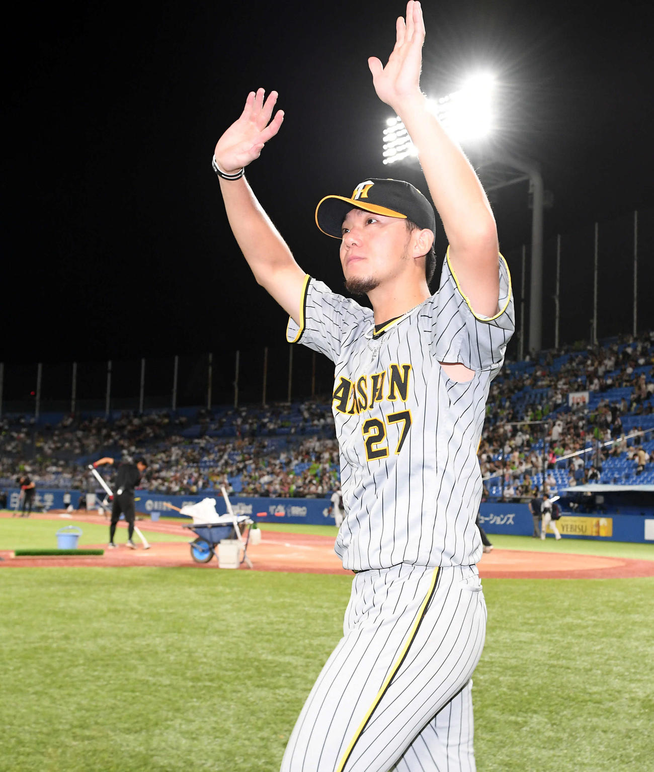 ヤクルト対阪神　9今季9勝目を飾りファンに手を振る阪神伊藤将（撮影・たえ見朱実）
