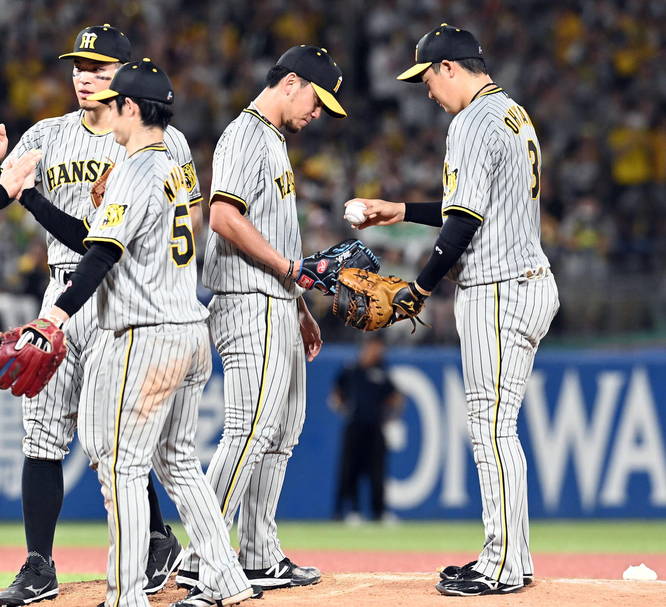 ヤクルト対阪神　今季9勝目を飾った阪神伊藤将（左）は大山からウイニングボール贈られる（撮影・たえ見朱実）