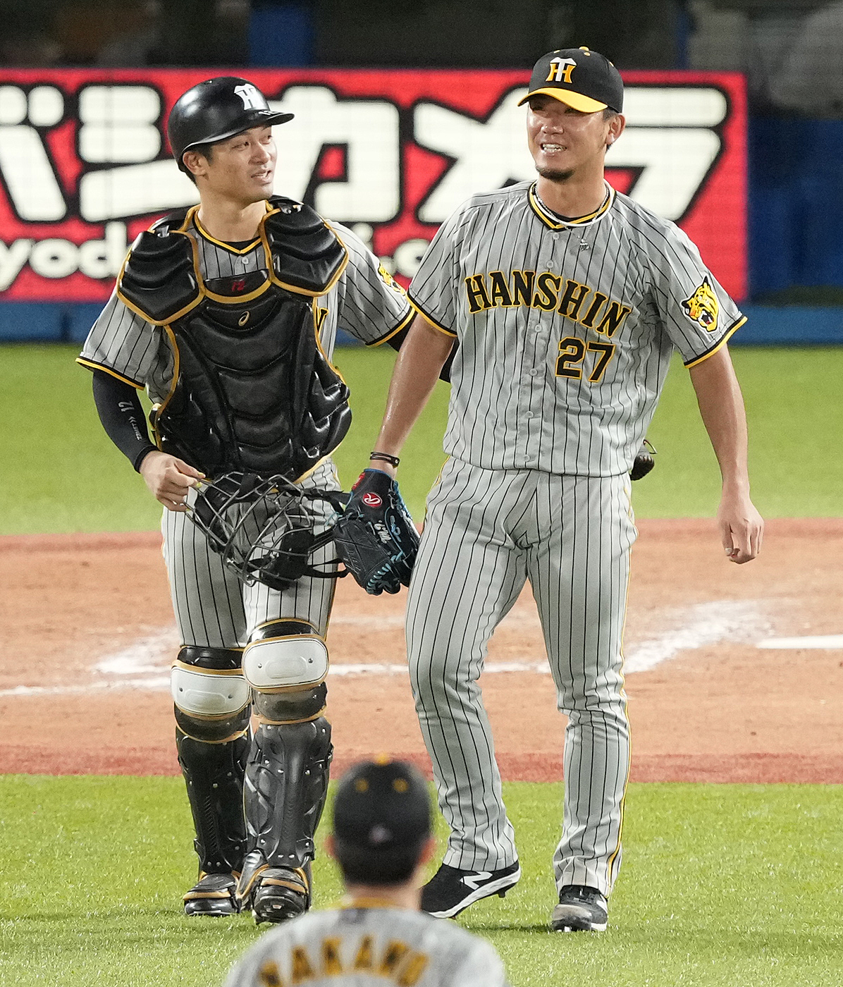 ヤクルト対阪神　完投勝利し、坂本（左）と笑顔で言葉を交わす阪神伊藤将（撮影・鈴木みどり）