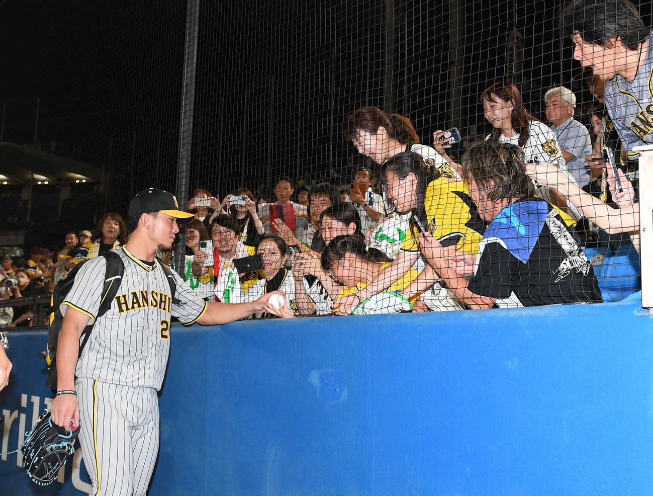 ヤクルト対阪神　ファンにウイニングボールをプレゼントする阪神伊藤将（撮影・たえ見朱実）