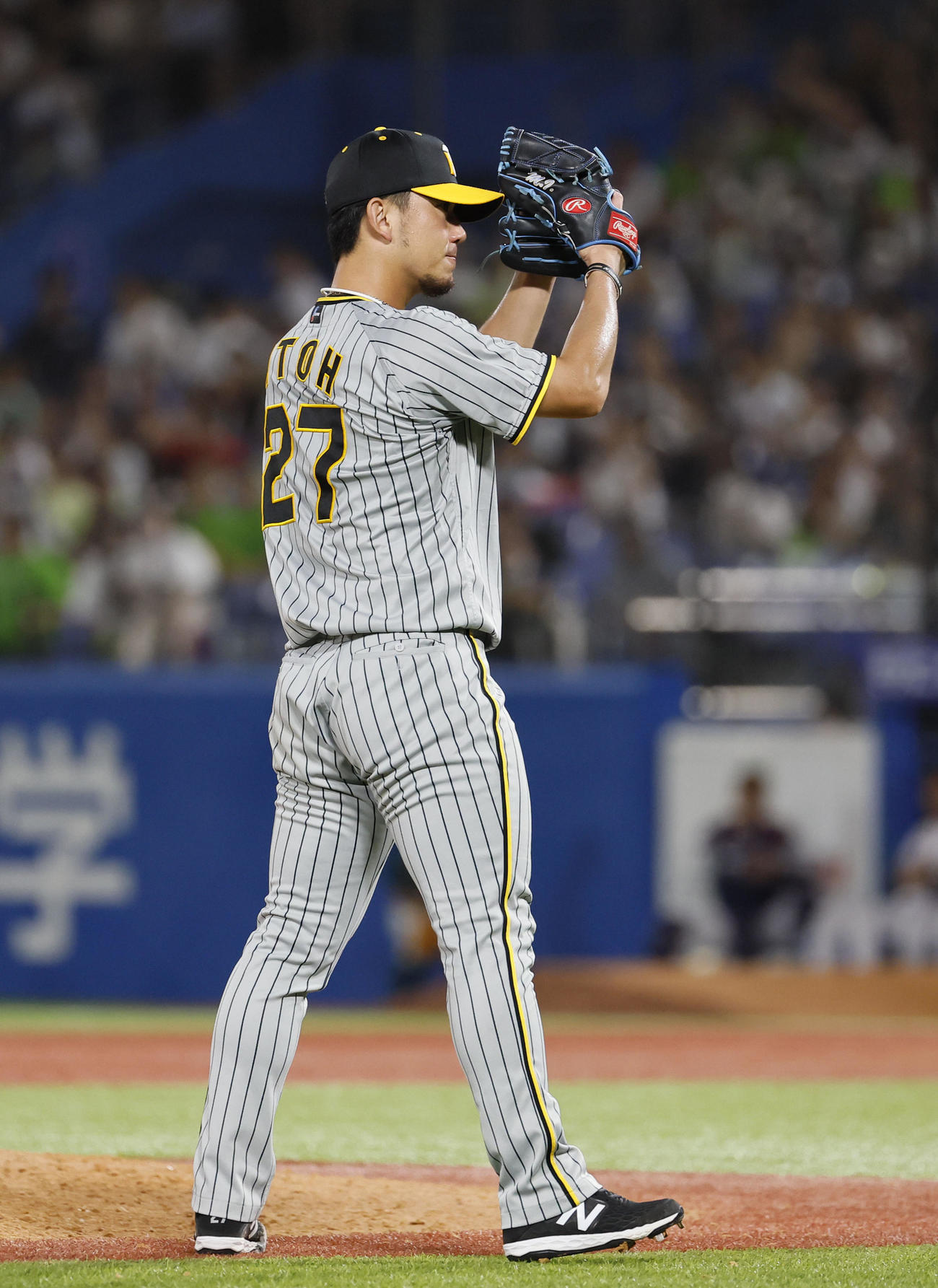 ヤクルト対阪神　完投勝利を飾りグラブをたたく阪神伊藤将（撮影・藤尾明華）
