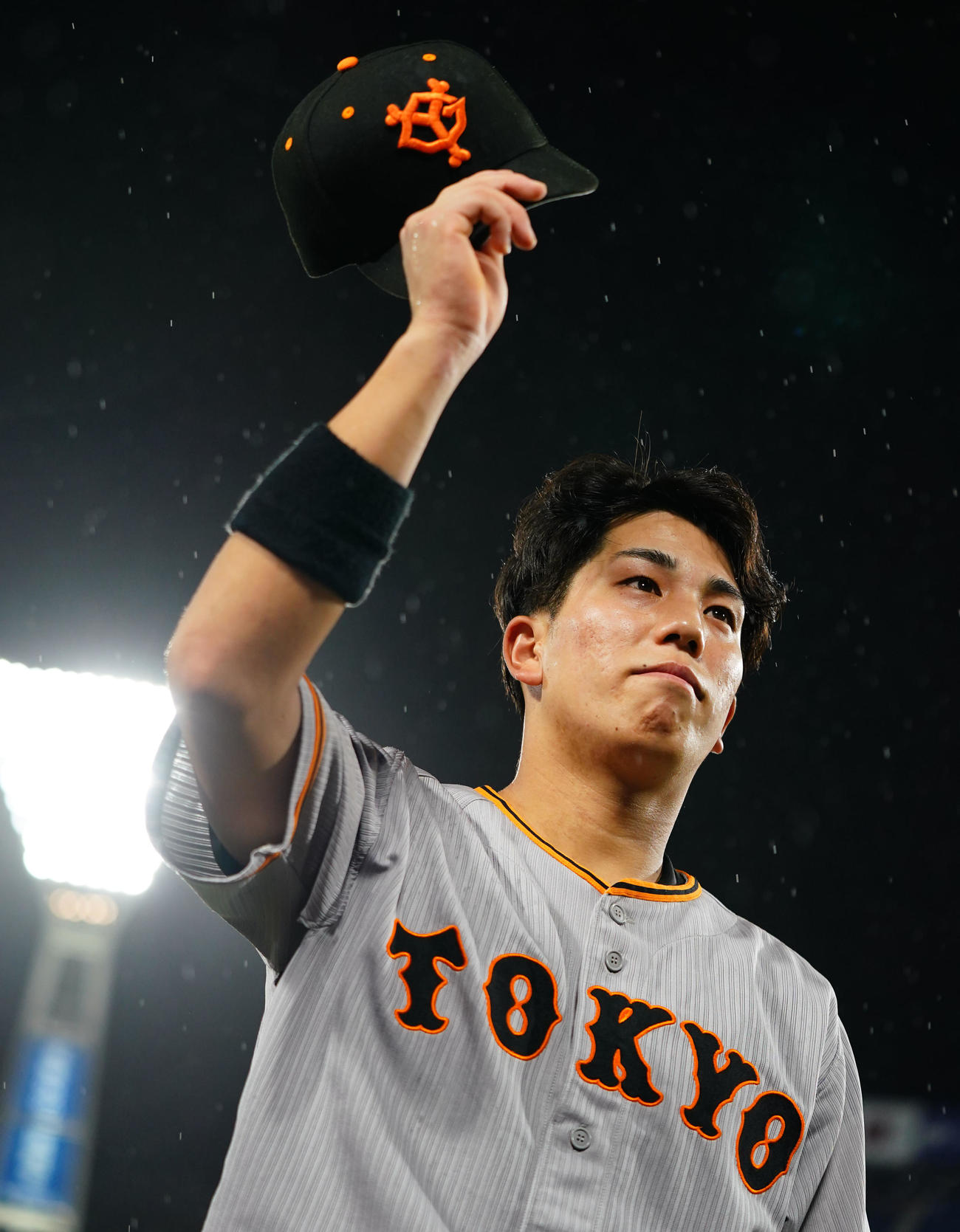 DeNA対巨人　声援に応える巨人門脇（撮影・横山健太）