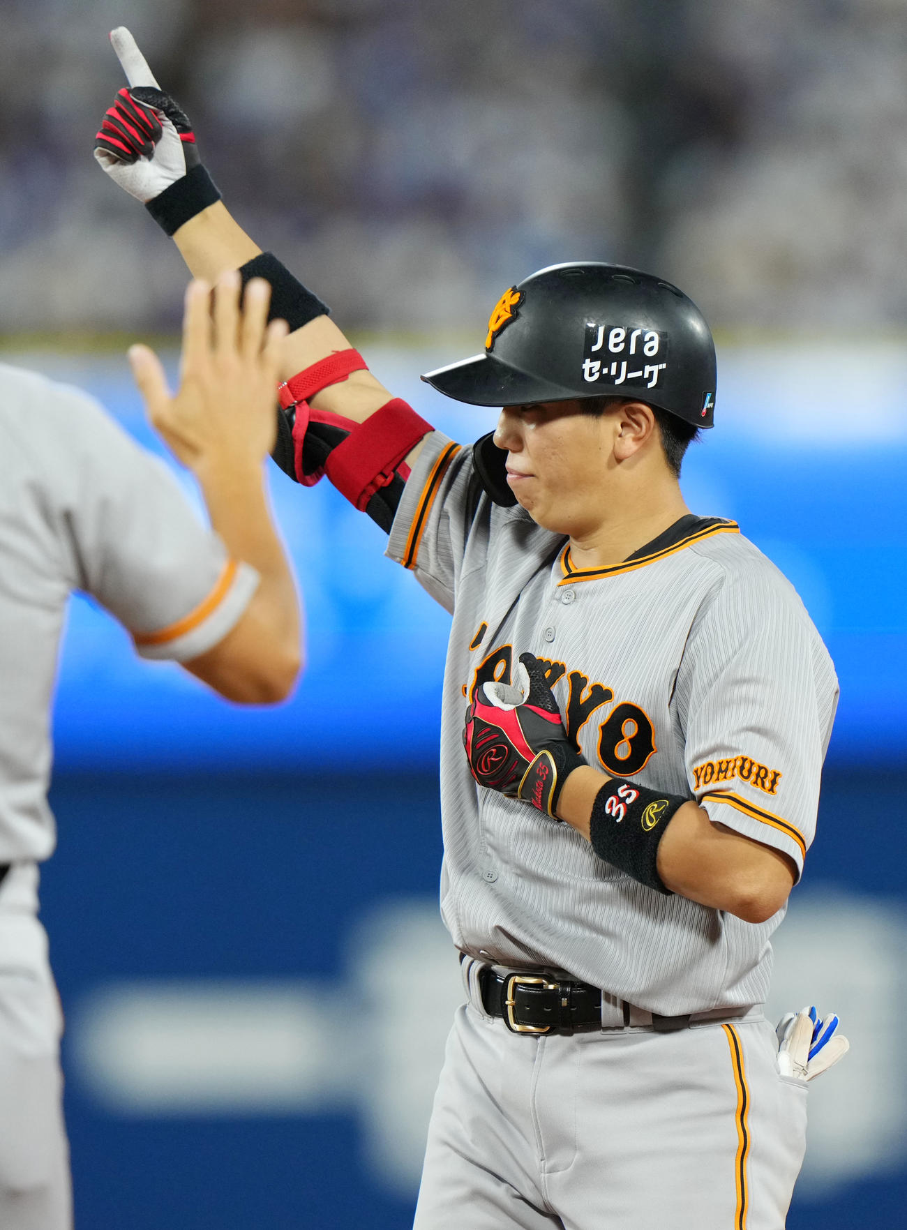 DeNA対巨人　9回表巨人2死一、三塁、左前適時打を放ち右手を突き上げる門脇（撮影・横山健太）