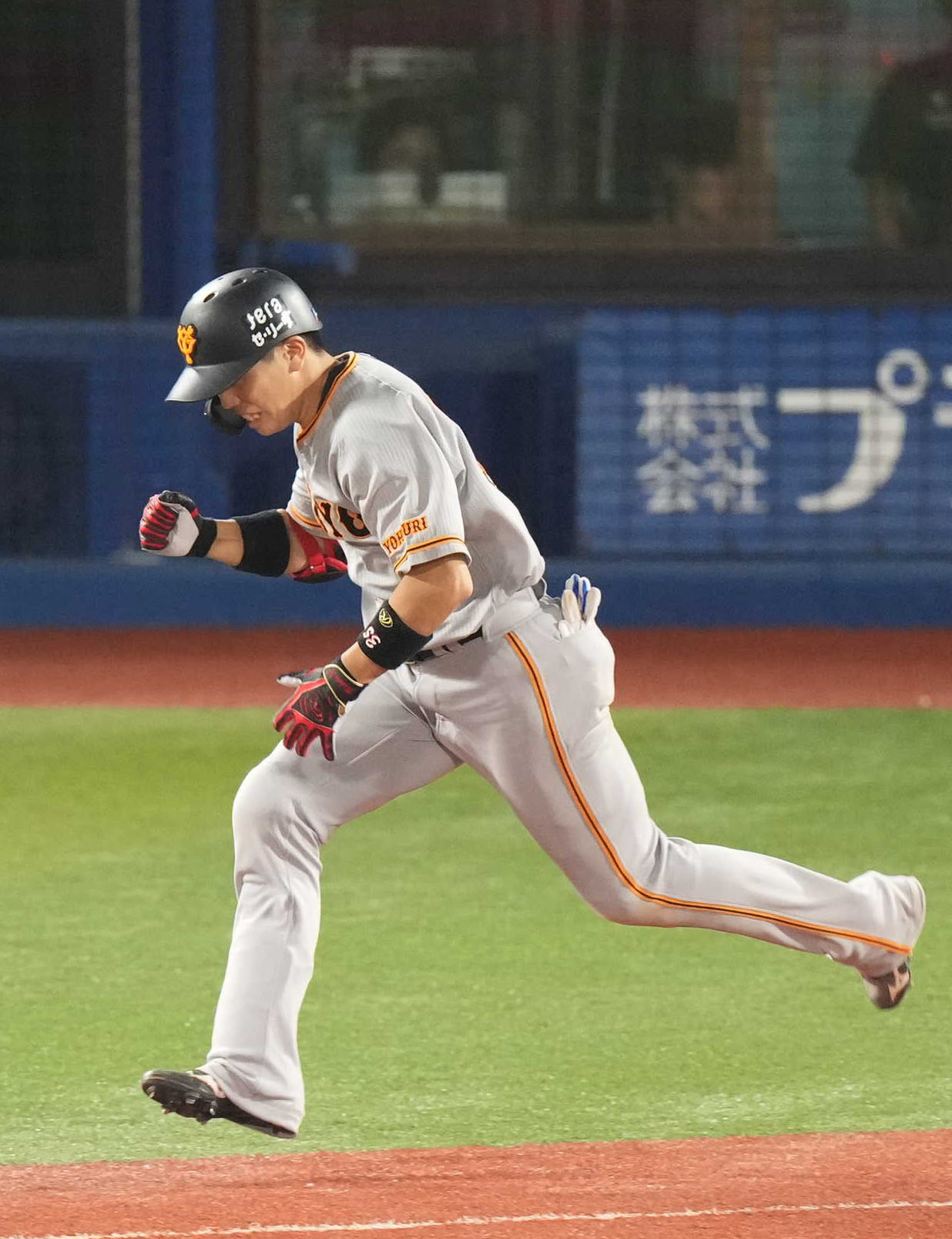 DeNA対巨人　9回表巨人2死一、三塁、適時打を放ち、ガッツポーズをしながら走る門脇（撮影・狩俣裕三）