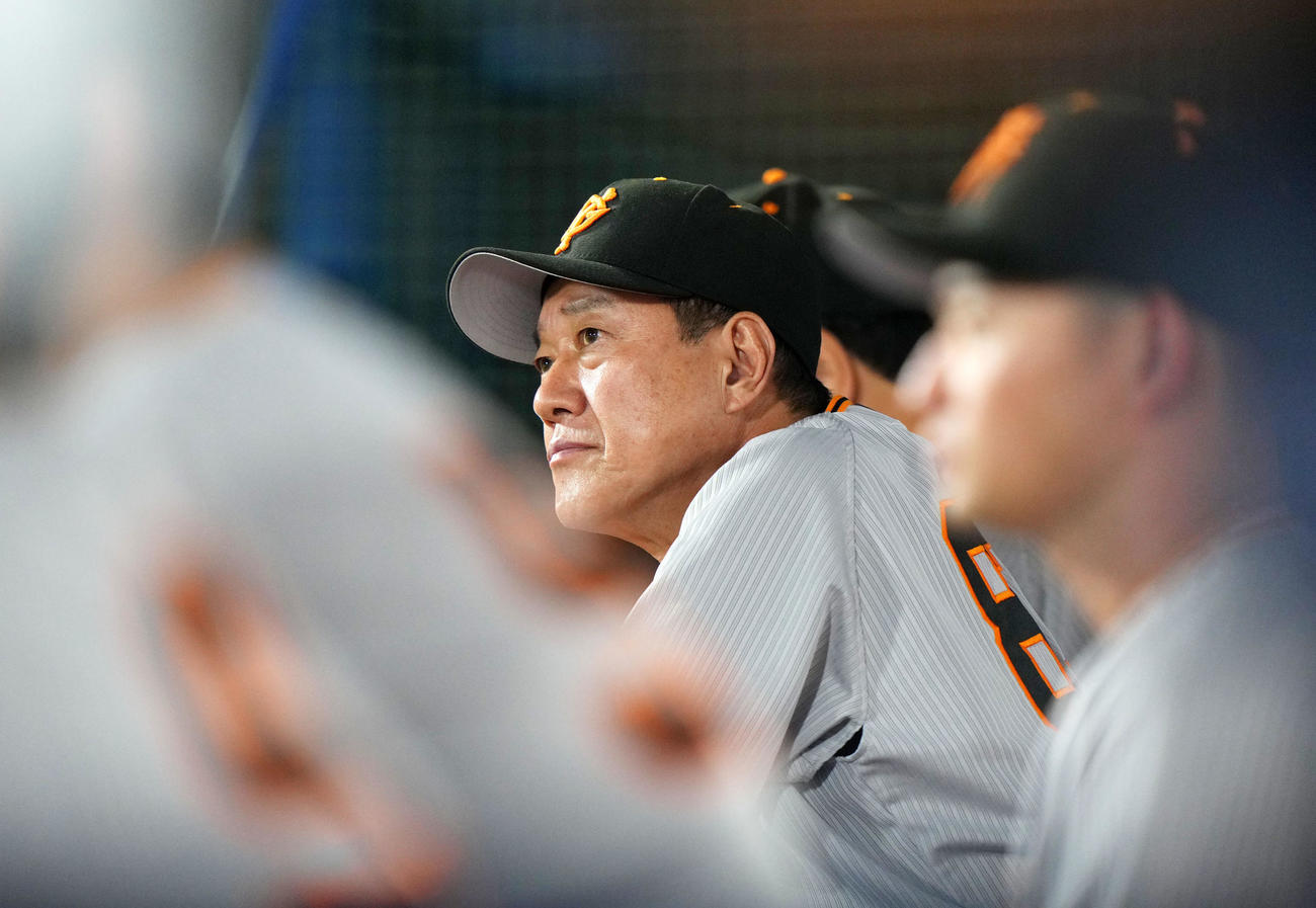 DeNA対巨人　険しい表情でスコアを見つめる巨人原監督（撮影・横山健太）
