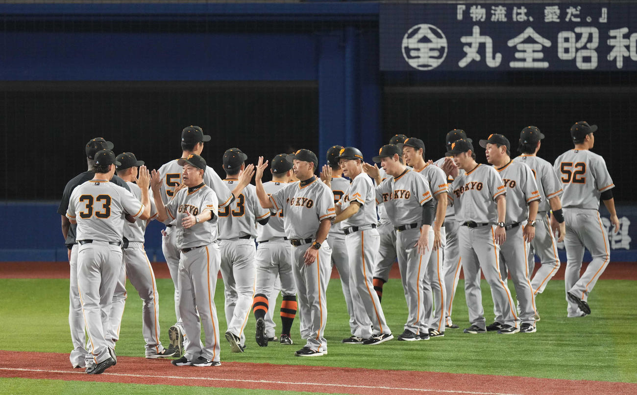 DeNA対巨人　試合後、ビーディ（左端）ら選手を迎える原監督（左から2人目）（撮影・狩俣裕三）
