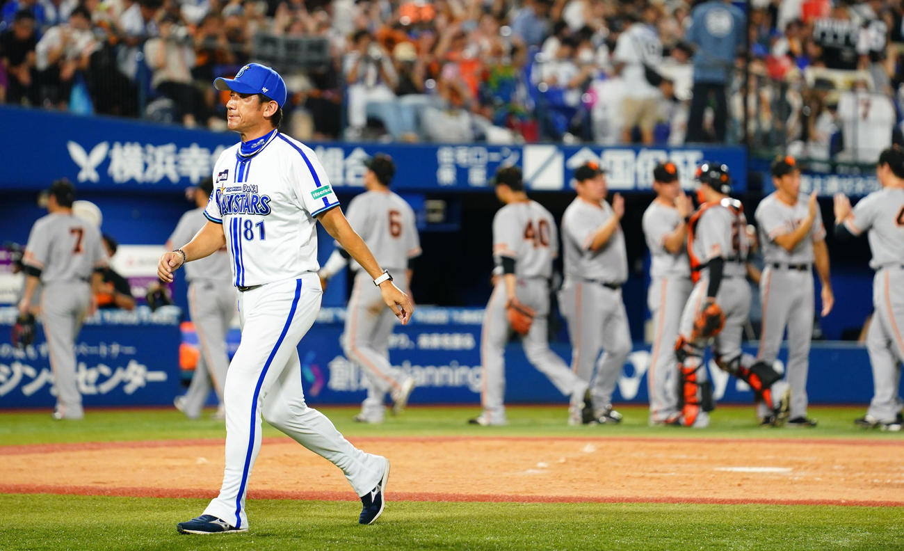 DeNA対巨人　巨人に敗れ引き揚げるDeNA三浦監督（撮影・横山健太）
