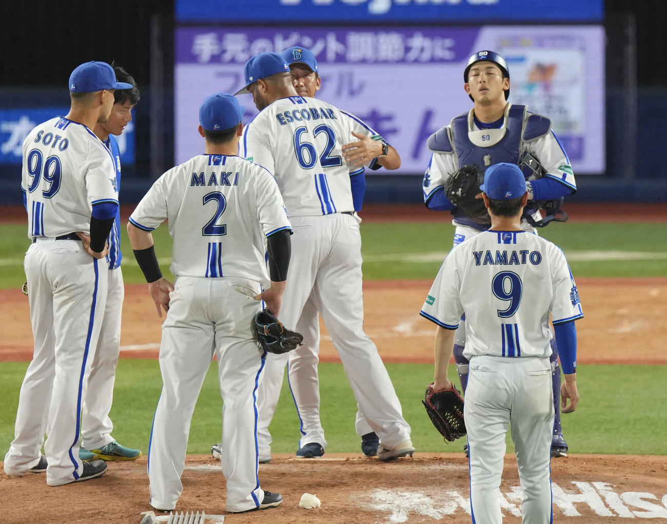 DeNA対巨人　8回表途中、エスコバー（中央）を降板させる三浦監督（後方）（撮影・狩俣裕三）