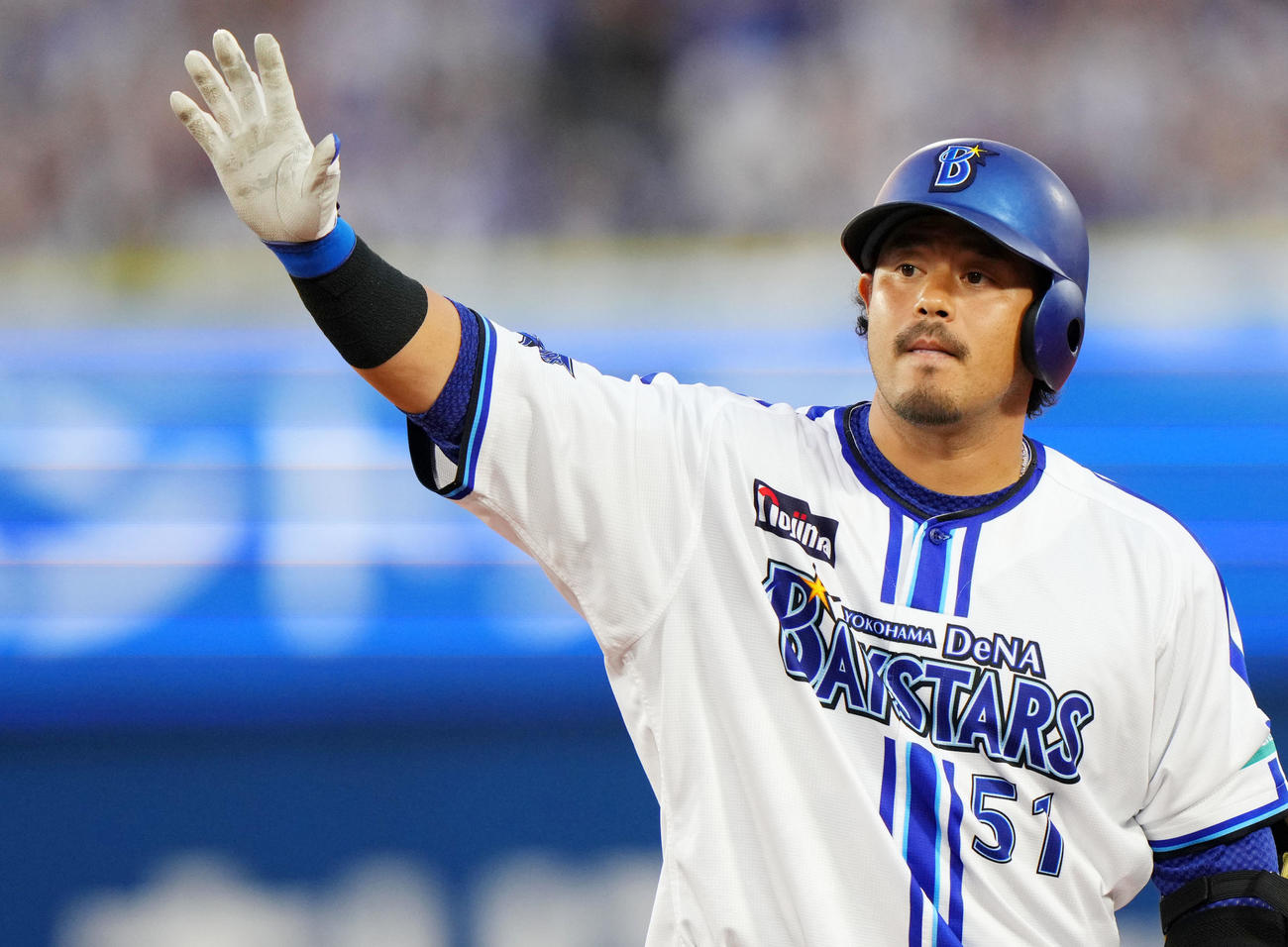 DeNA対巨人　2回裏DeNA1死満塁、中前2点適時打を放ちポーズを決める宮崎（撮影・横山健太）