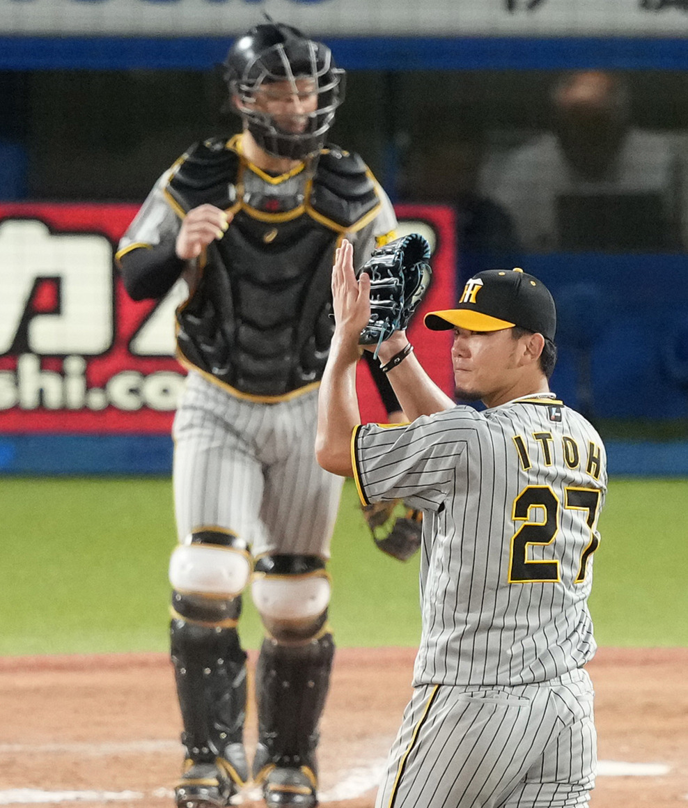 ヤクルト対阪神　9回裏ヤクルト2死一塁、村上を二ゴロに仕留め完投勝利の伊藤将はグラブをたたく（撮影・鈴木みどり）
