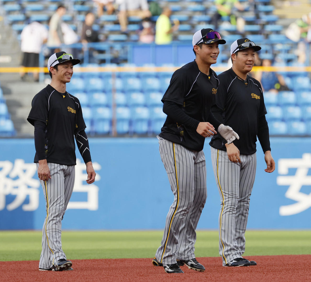 ヤクルト対阪神　笑顔で話しをする（左から）阪神近本、木浪、大山（撮影・藤尾明華）