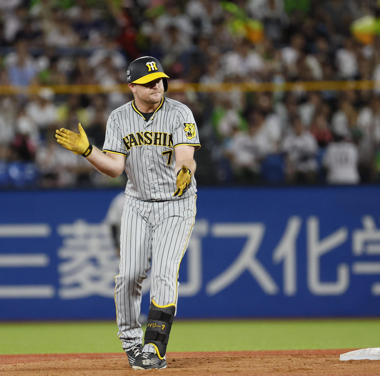 ヤクルト対阪神　2回表阪神2死一塁、適時二塁打を放ち両手をたたくノイジー（撮影・藤尾明華）