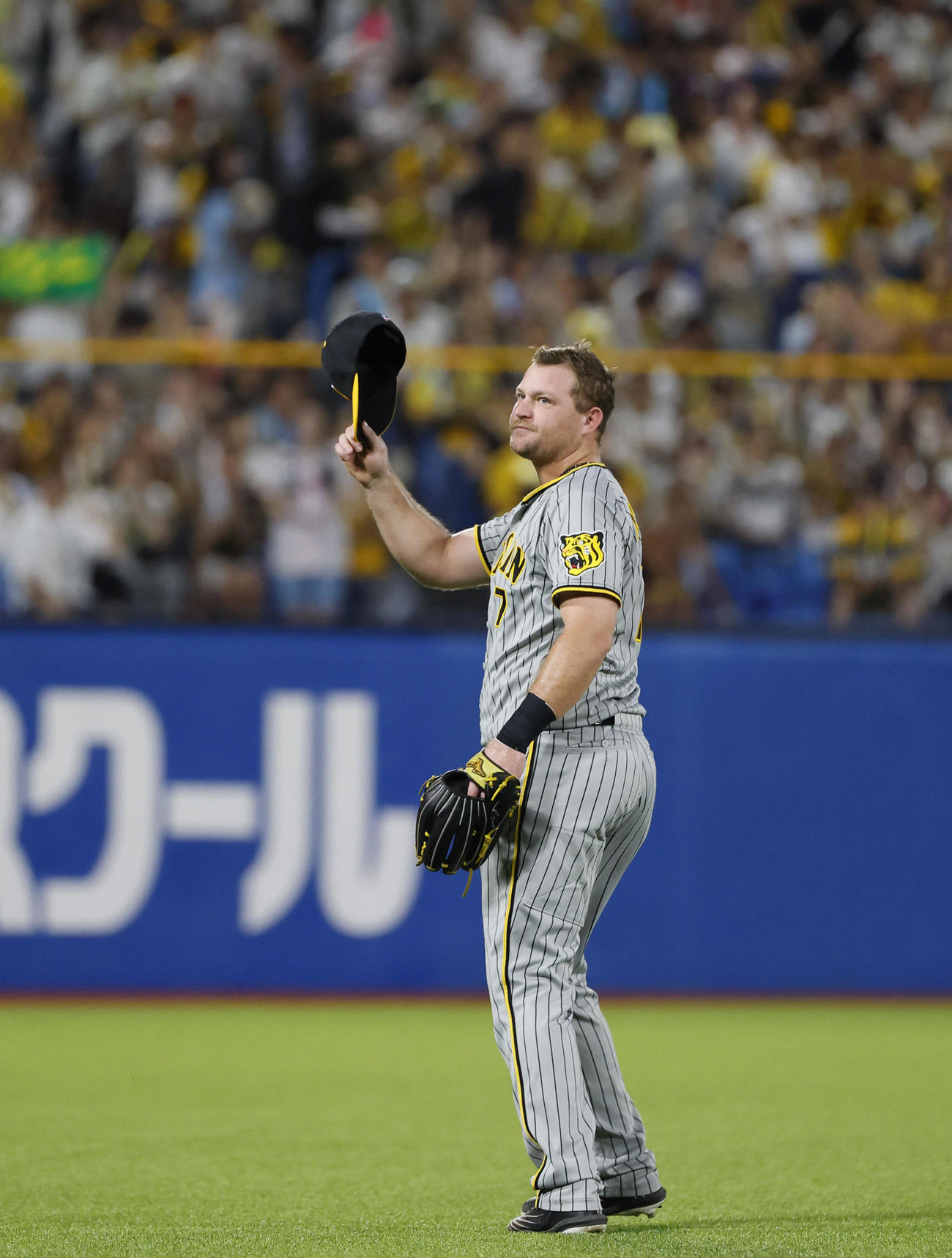ヤクルト対阪神　2回、適時二塁打を放ちファンの声援に応える阪神ノイジー（撮影・藤尾明華）