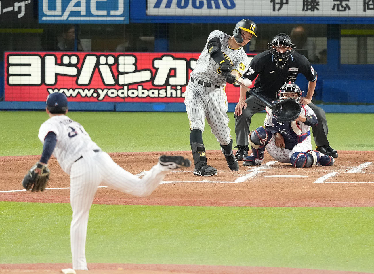 ヤクルト対阪神　1回表阪神1死二、三塁、右越え3点本塁打を放つ佐藤輝。投手吉村（撮影・鈴木みどり）