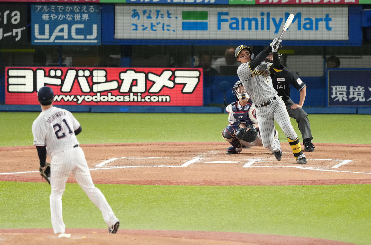 ヤクルト対阪神　6回表阪神無死、左越えソロ本塁打を放つ森下。投手吉村（撮影・鈴木みどり）