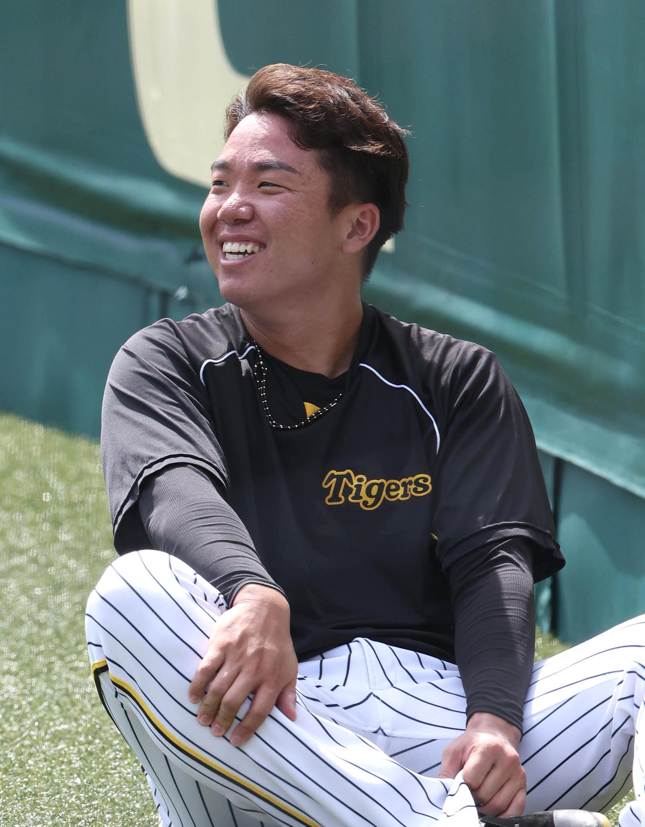 投手指名練習で笑顔を見せる村上（撮影・白石智彦）