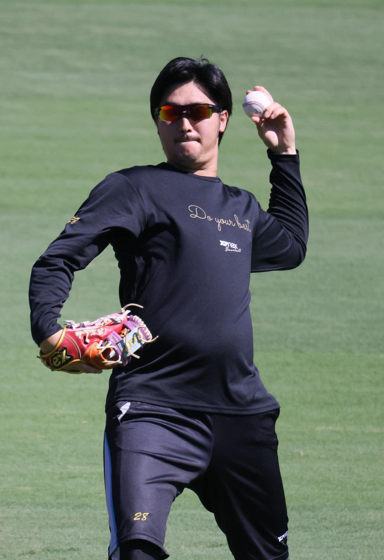 投手指名練習で、キャッチボールをする広島床田（撮影・加藤孝規）
