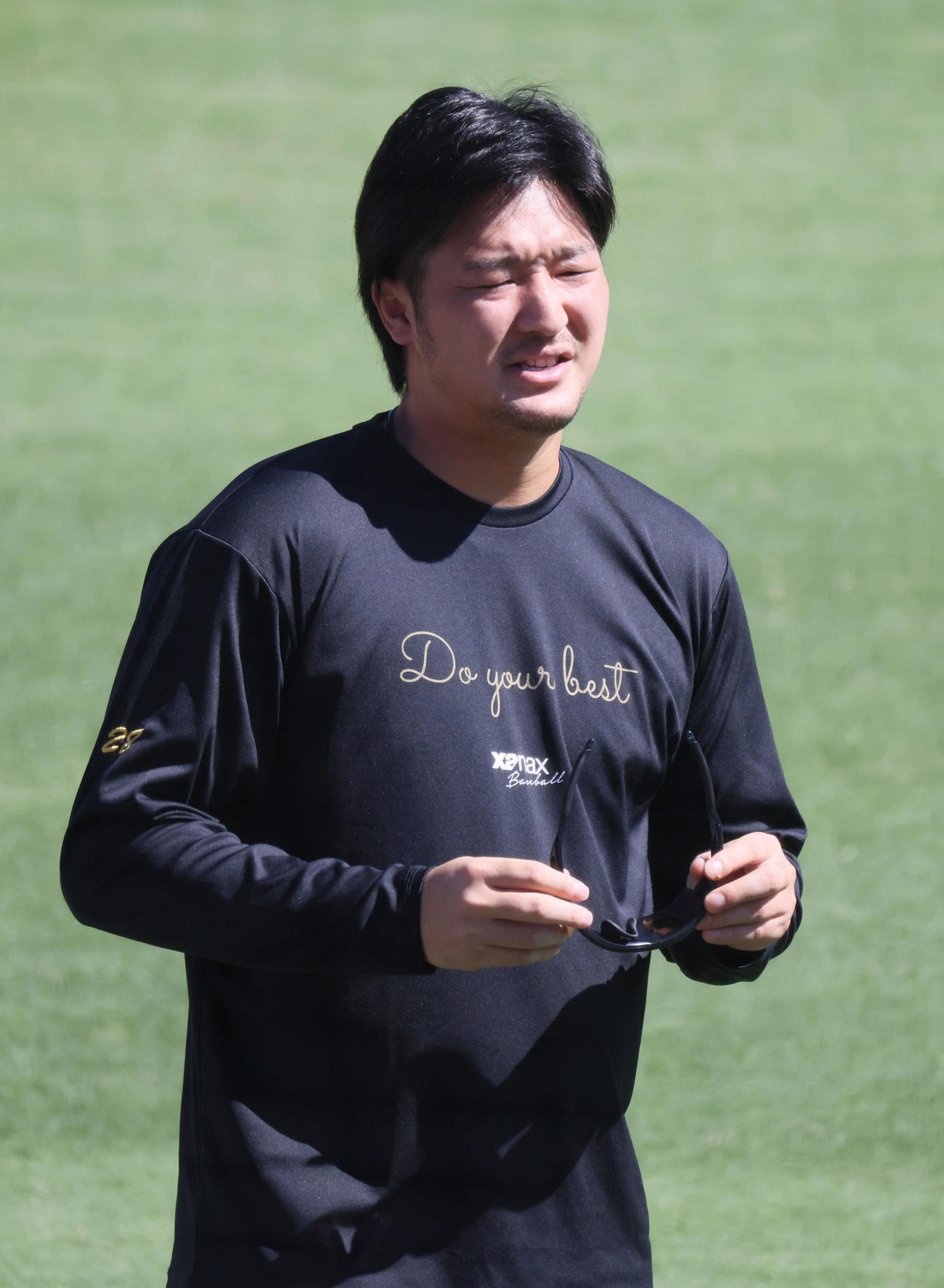 投手指名練習の合間にサングラスを外す広島床田（撮影・加藤孝規）