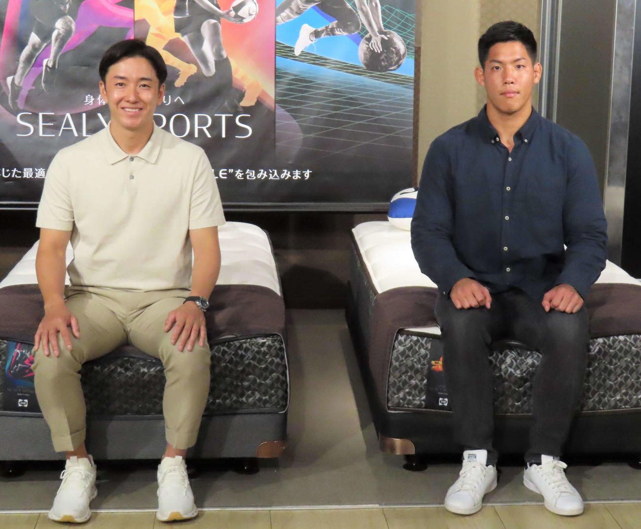 「SEALY SPORTS」新商品発表会イベントで、マットレスの上に座る（左から）斎藤佑樹氏と7人制ラクビー日本代表の丸尾崇真選手＝2023年9月4日