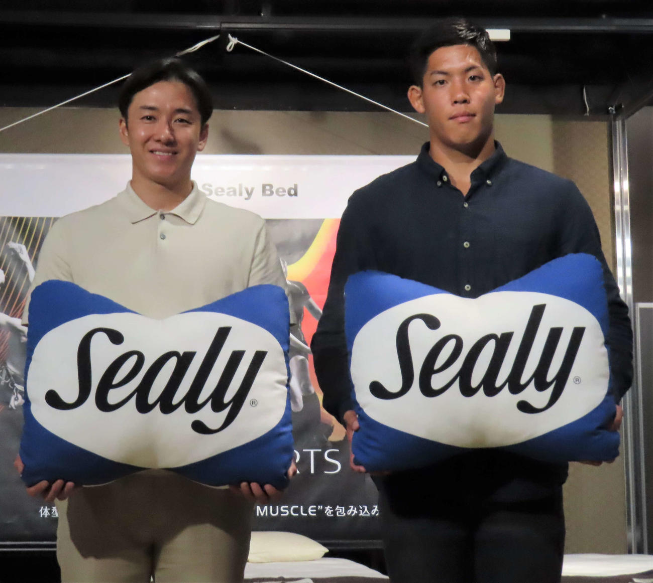 「SEALY SPORTS」新商品発表会イベントに出席し、笑顔を見せる（左から）斎藤佑樹氏と7人制ラクビー日本代表の丸尾崇真選手＝2023年9月4日