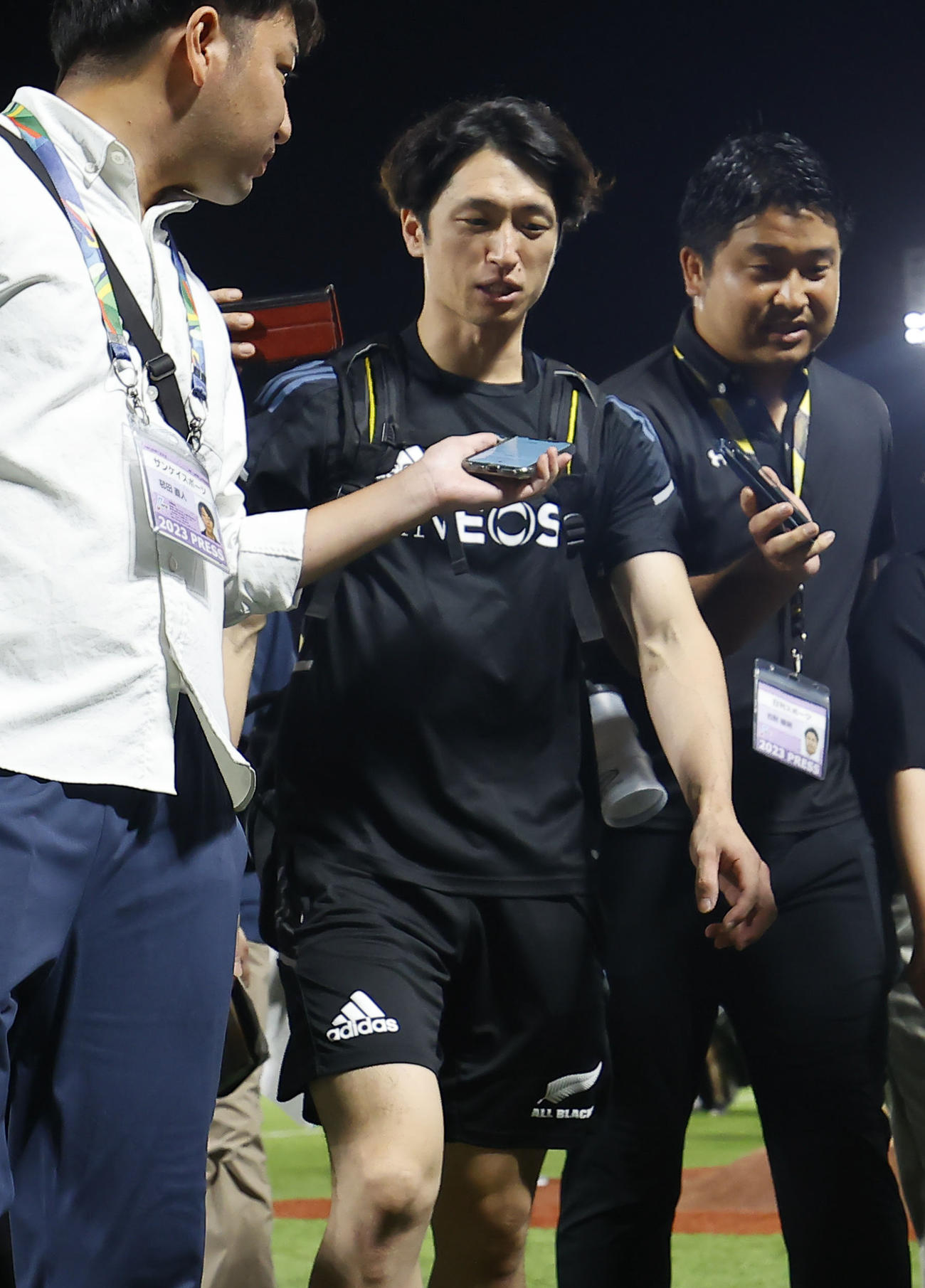 ヤクルト対阪神　球場を引き揚げる死球を受けた阪神近本（撮影・藤尾明華）