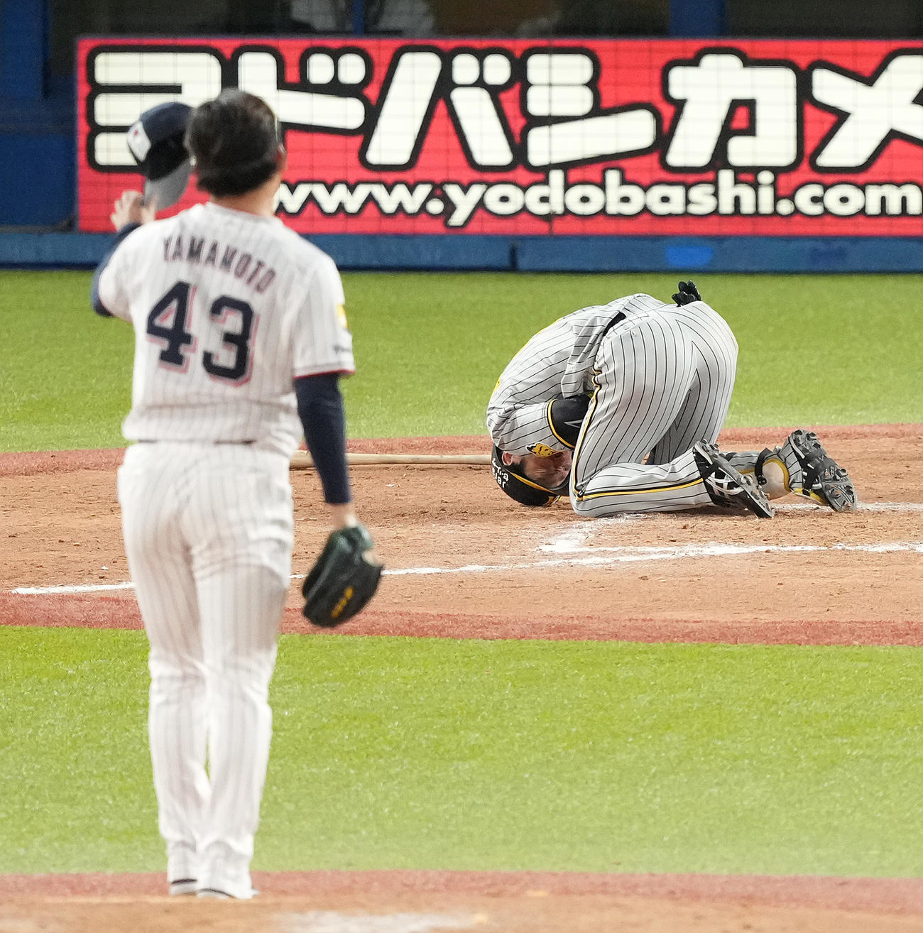 9月3日　ヤクルト対阪神　9回表阪神無死、死球を受けうずくまる近本。投手山本
