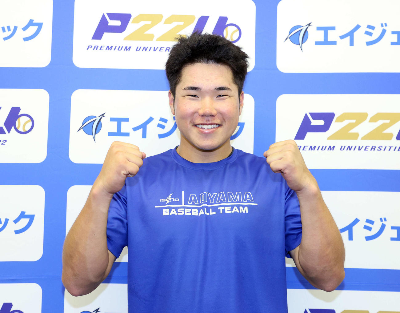 青学大対中大　勝利しガッツポーズで笑顔を見せる青学大・小田（撮影・鈴木正人）