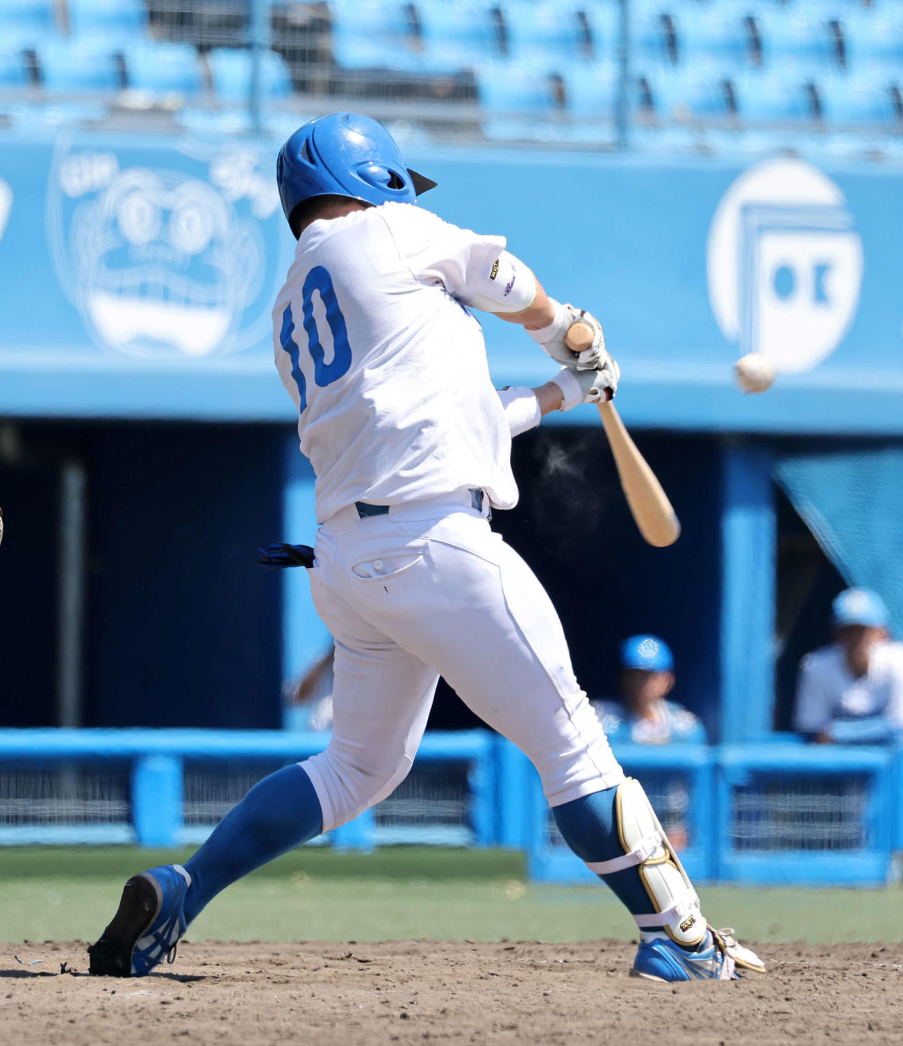 青学大対中大　9回表青学大無死三塁、小田は中犠飛を放つ（撮影・鈴木正人）