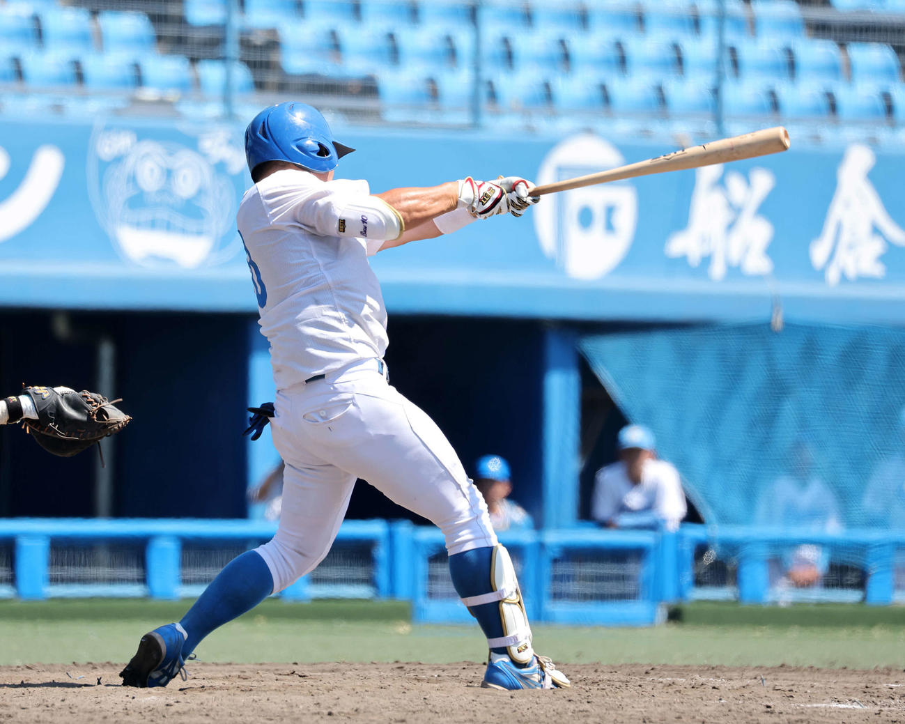 青学大対中大　9回表青学大無死三塁、小田は中犠飛を放つ（撮影・鈴木正人）