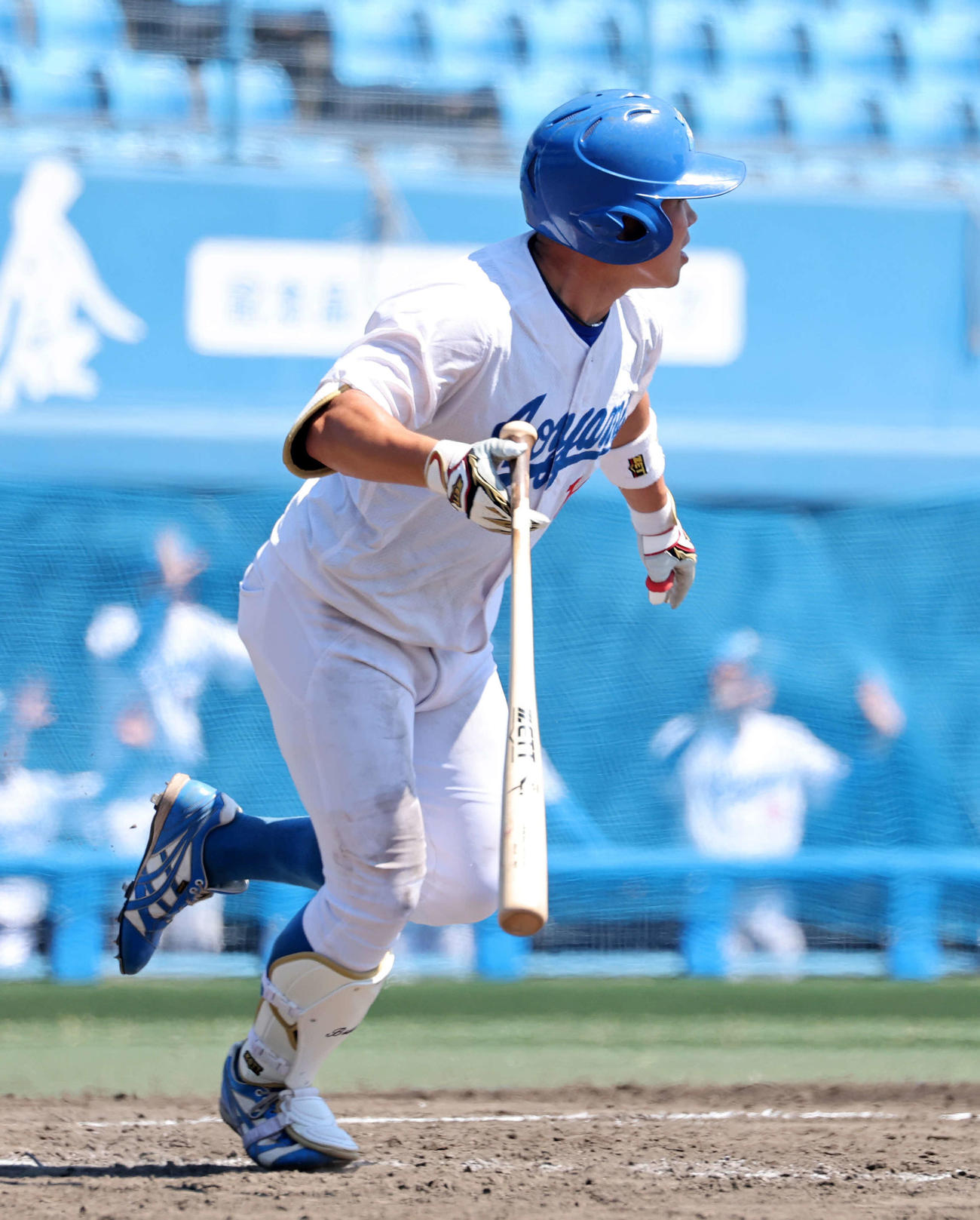 青学大対中大　9回表青学大無死三塁、小田は中犠飛を放つ（撮影・鈴木正人）