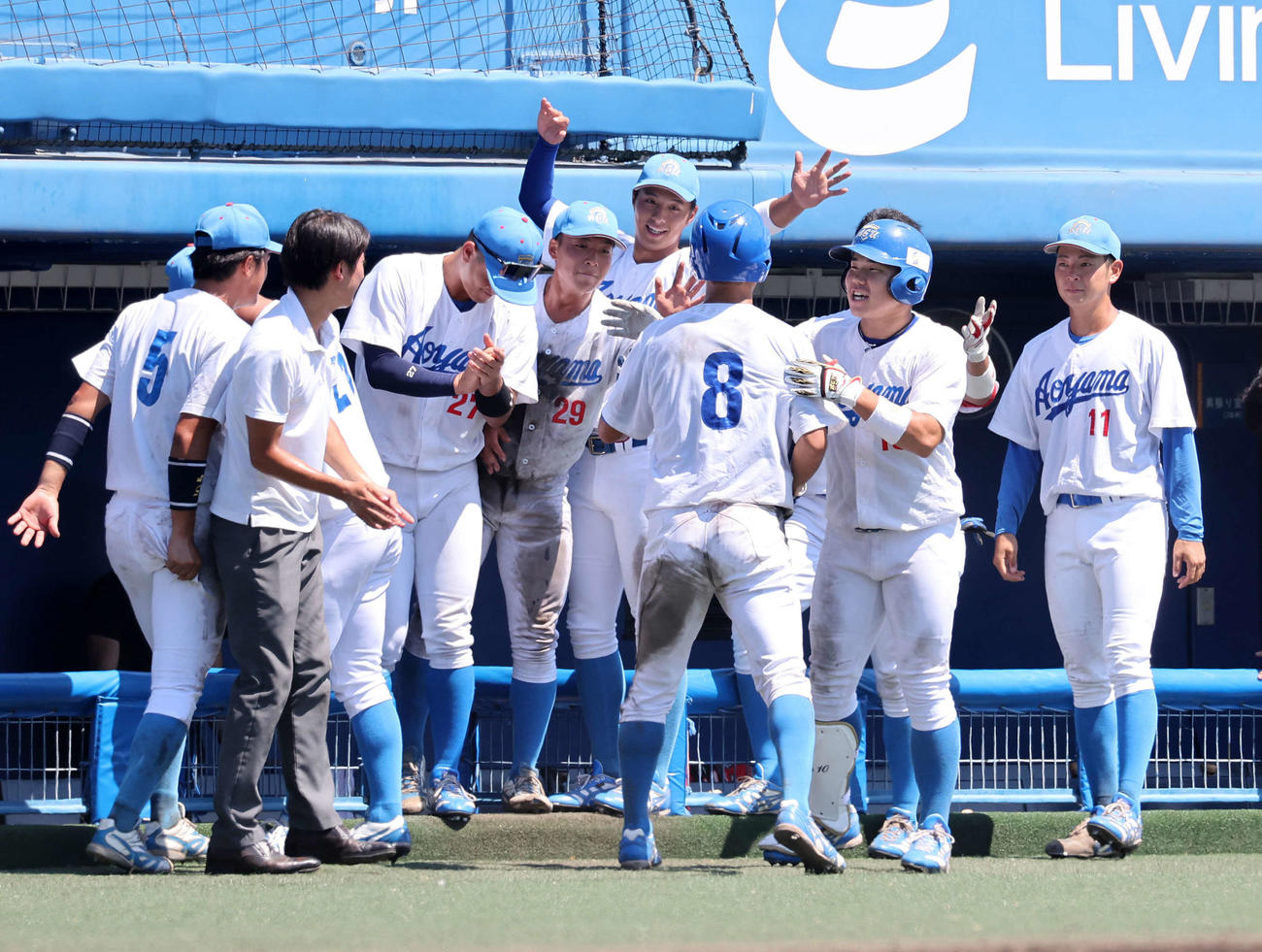 青学大対中大　9回表青学大無死三塁、小田（右から2人目）は中犠飛を放ちベンチ前で喜ぶ（撮影・鈴木正人）