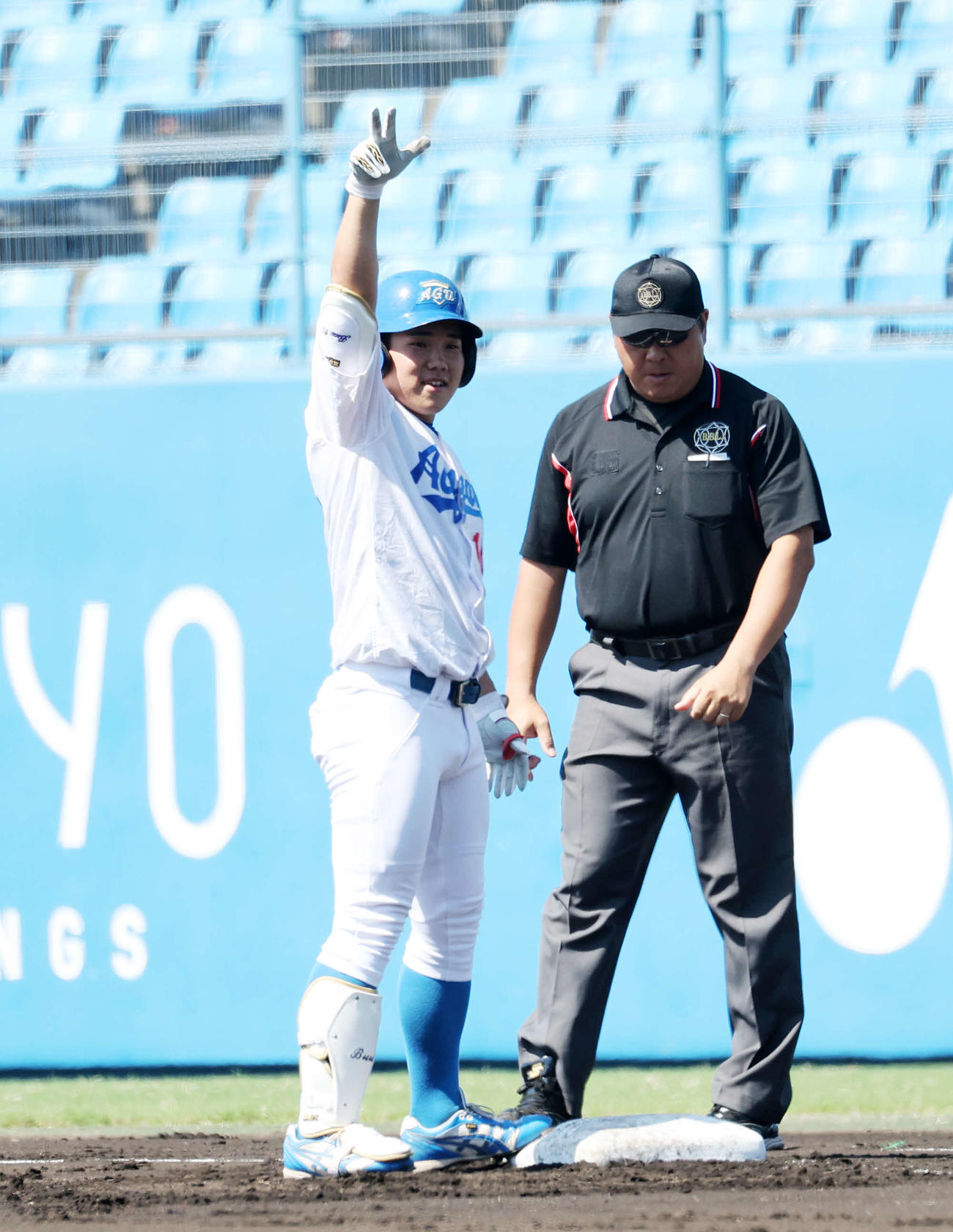 青学大対中大　2回表青学大2死二塁、小田は右前適時打を放ちポーズを決める（撮影・鈴木正人）