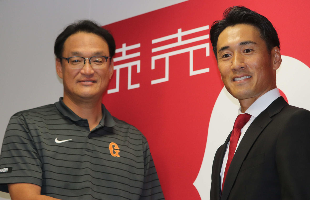 24年に新設される中学硬式野球チーム「ジャイアンツ　U15　ジュニアユース」（多摩川ボーイズ）の監督に就任した元巨人の片岡保幸氏（右）と代表を務める大森氏（撮影・小早川宗一郎）