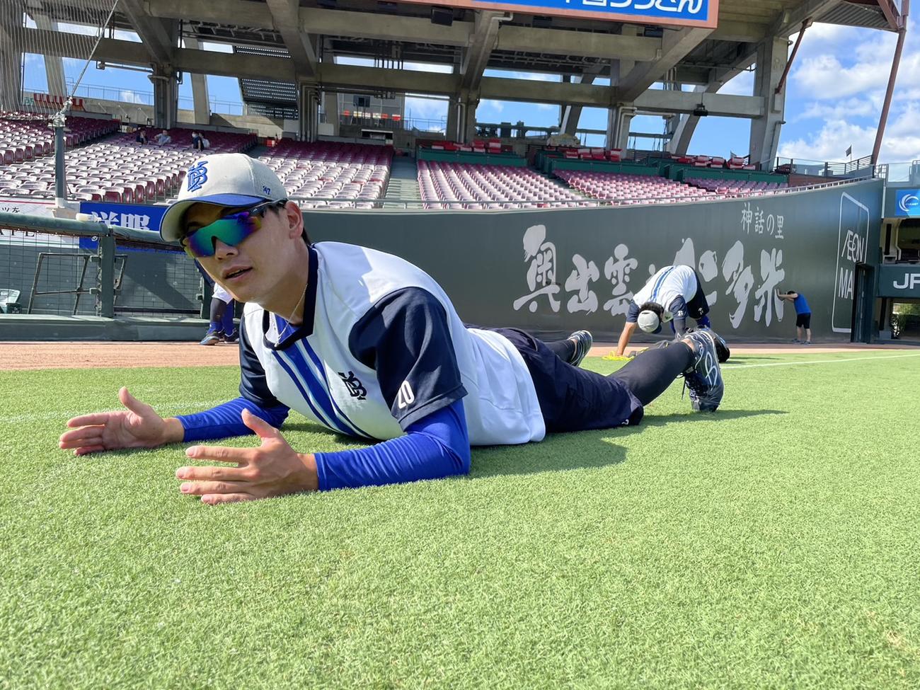 マツダスタジアムでストレッチするDeNA坂本（球団提供）