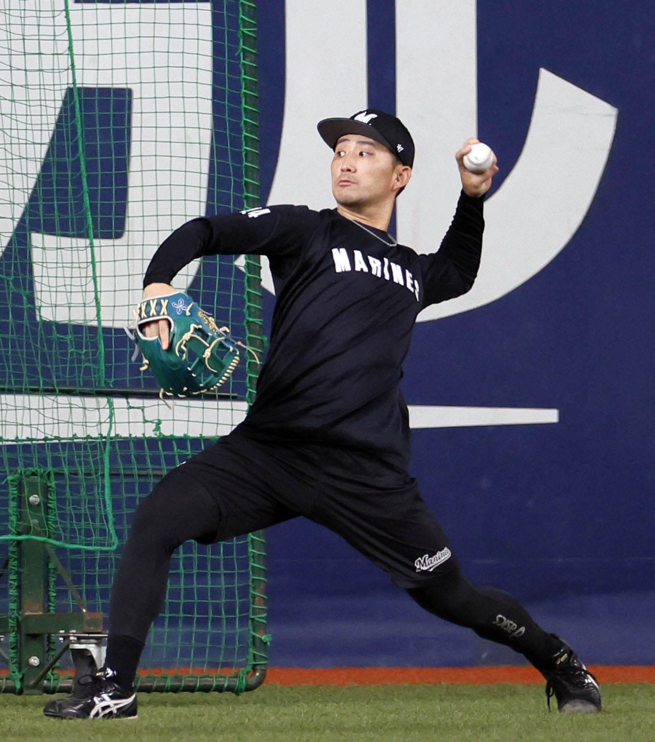 キャッチボールをするロッテ小島和哉（2023年8月26日撮影）