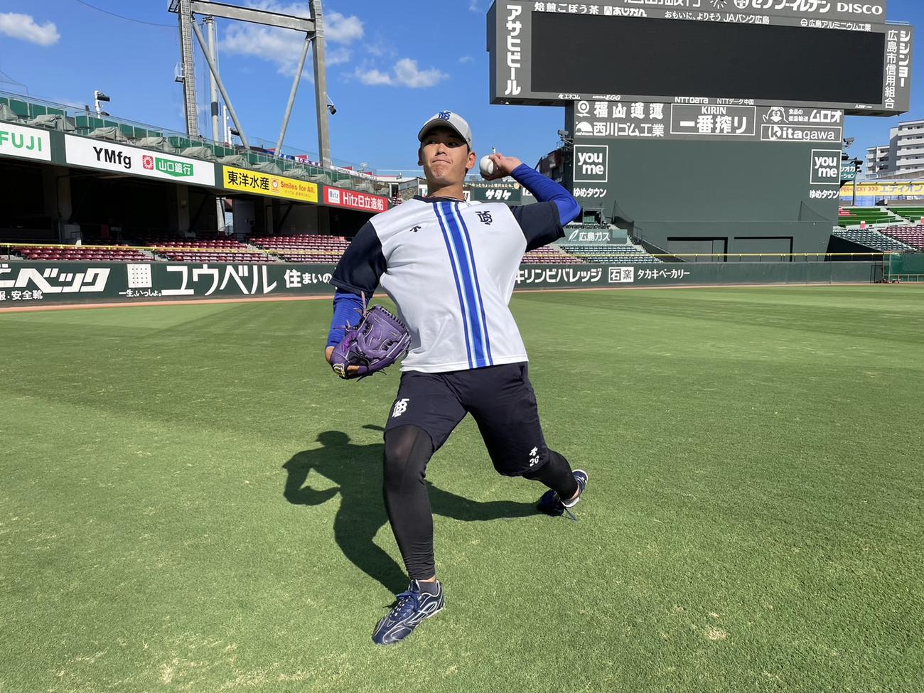 マツダスタジアムでキャッチボールするDeNA坂本（球団提供）