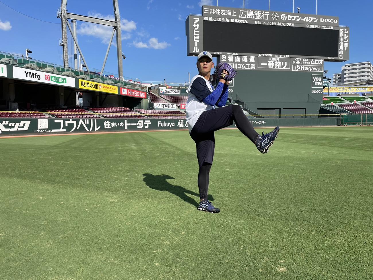 マツダスタジアムでキャッチボールするDeNA坂本（球団提供）