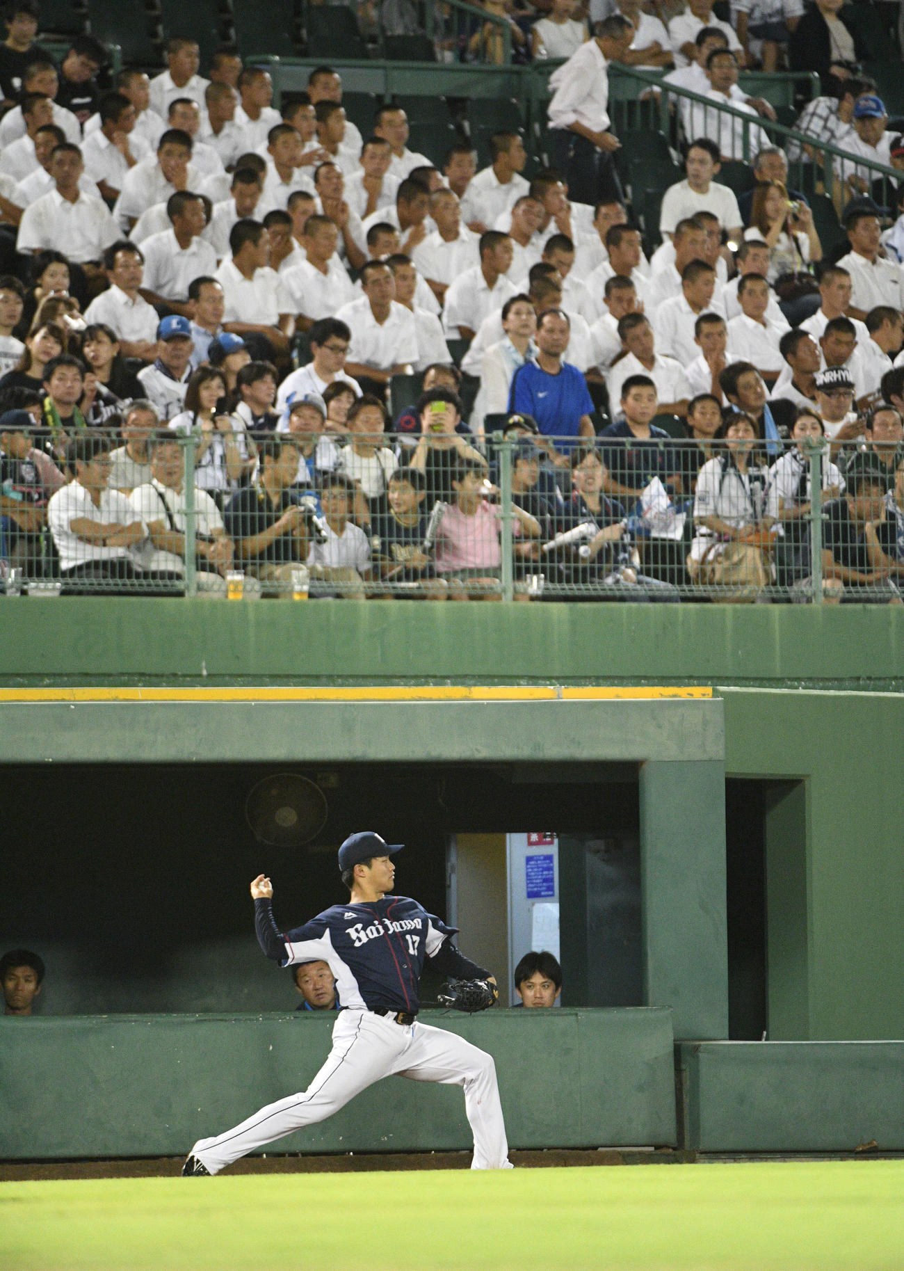 2019年9月5日、オリックス対西武　応援する明石商野球部員を背にキャッチボールする松本航