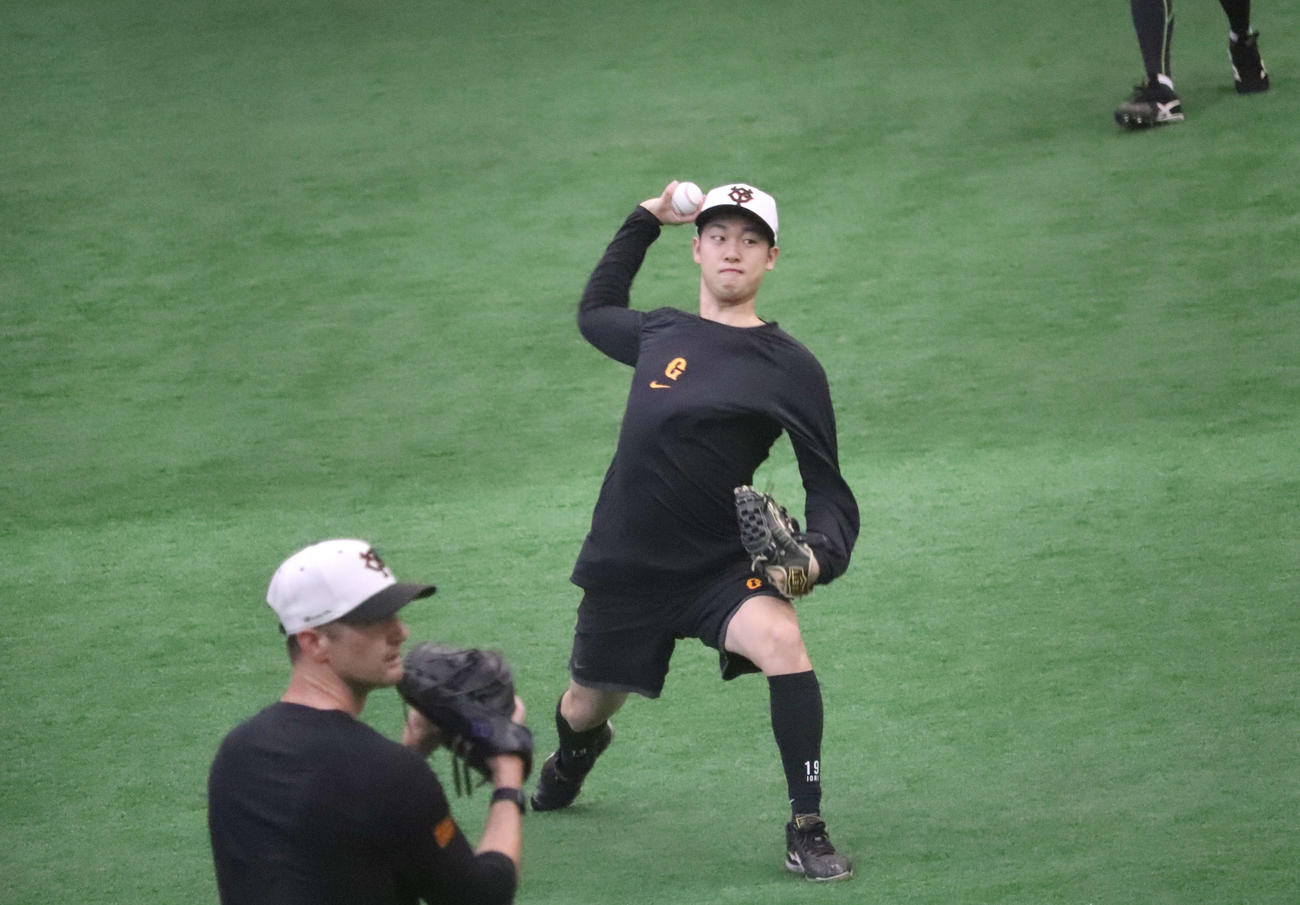ジャイアンツ球場で調整した巨人山崎伊（撮影・小早川宗一郎）