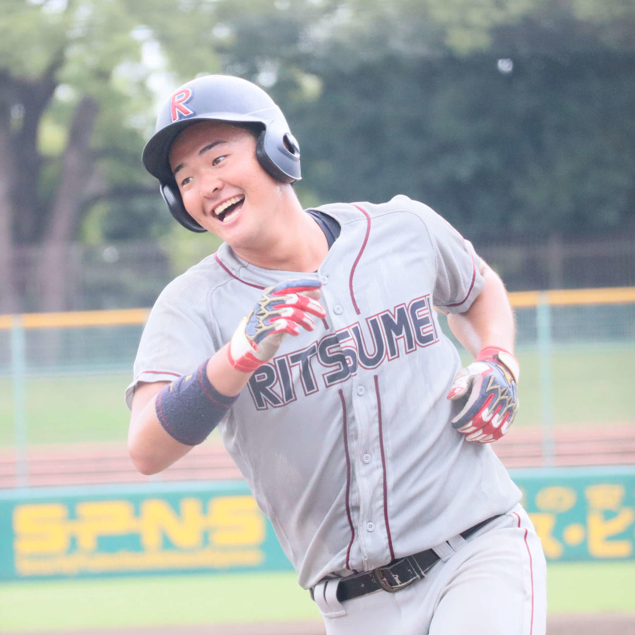 関西学生野球連盟秋季リーグ戦　立命大対関学大　4回先頭で左本塁打を放ち、笑顔で生還する立命大の大橋誠斗内野手（撮影・村松万里子）
