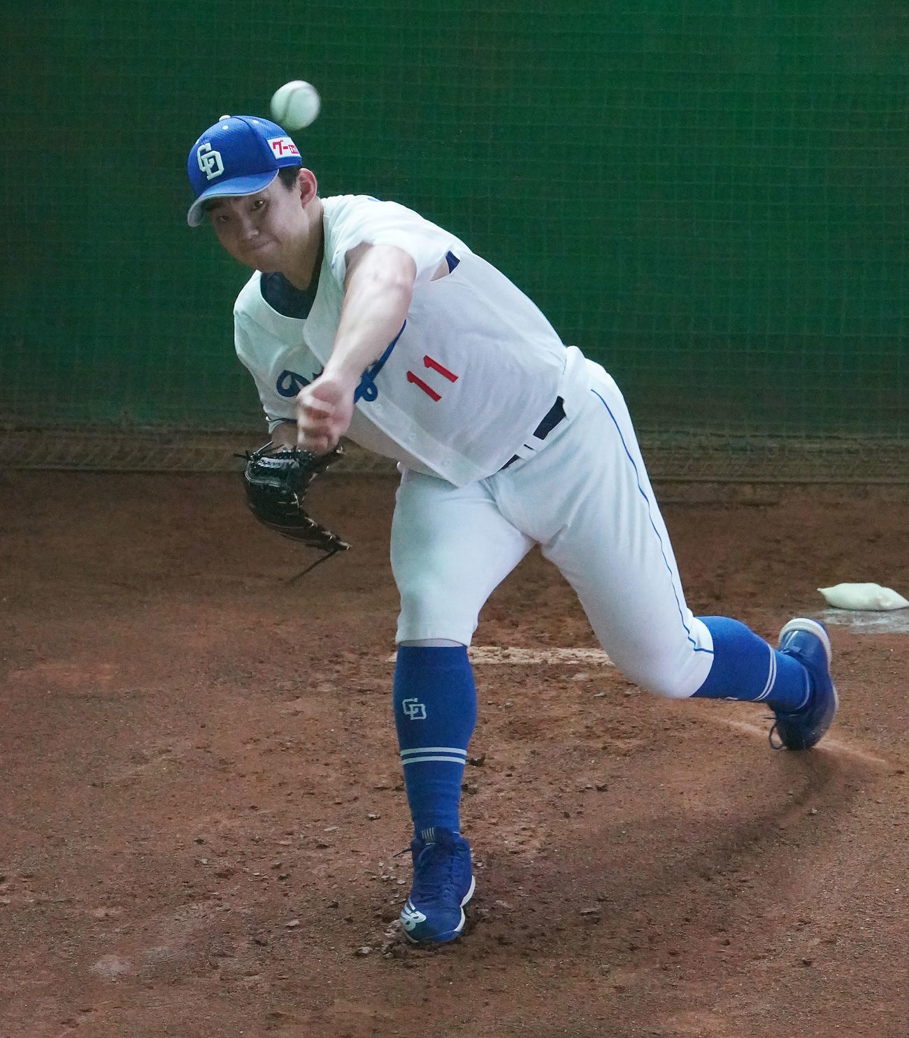 ブルペンで投球練習をする小笠原（撮影・森本幸一）