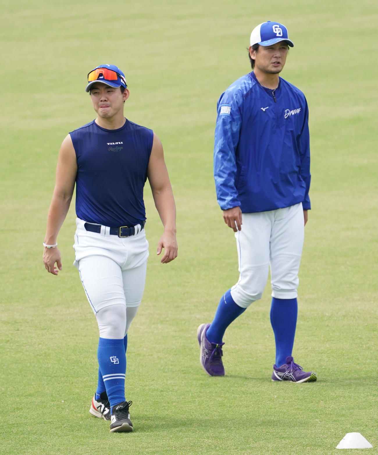 体をほぐす（左から）小笠原と涌井（撮影・森本幸一）