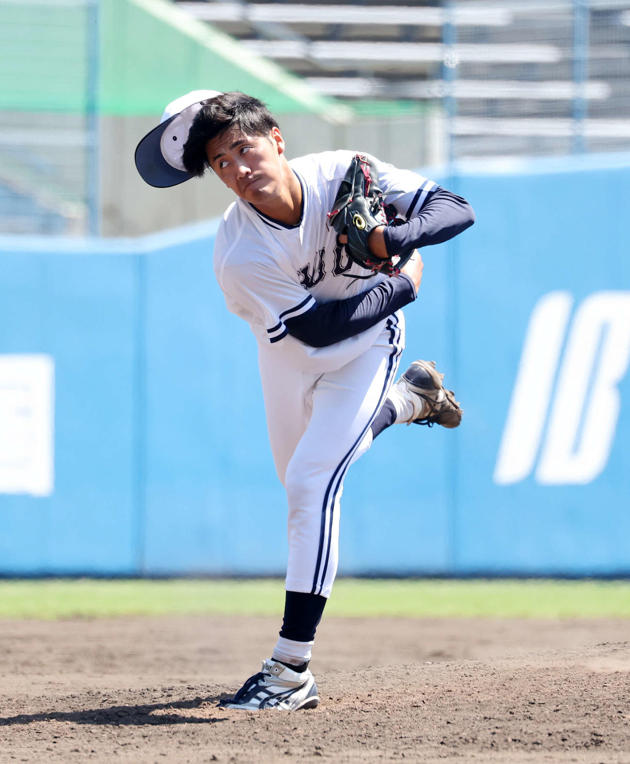 青学大対中大　力投する中大4番手の西舘（撮影・鈴木正人）