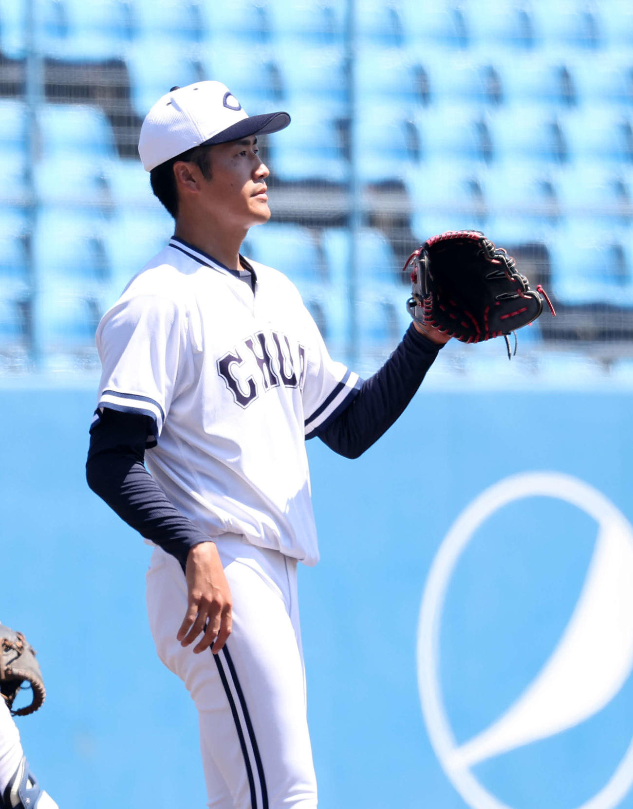 青学大対中大　9回表青学大無死一塁、初谷に右越え適時三塁打を放たれ険しい表情を見せる中大・西舘（撮影・鈴木正人）