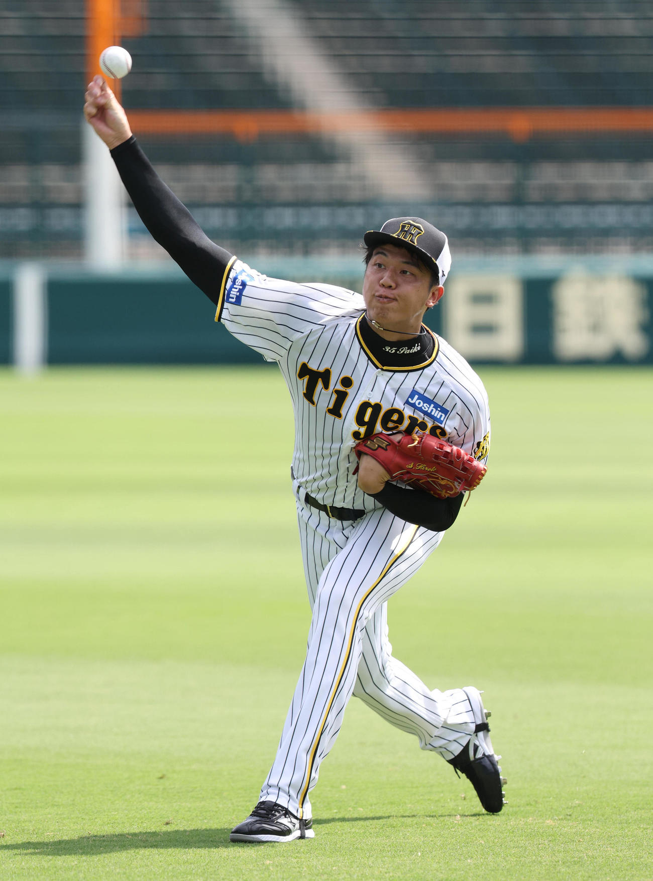 投手指名練習でキャッチボールする才木（撮影・白石智彦）