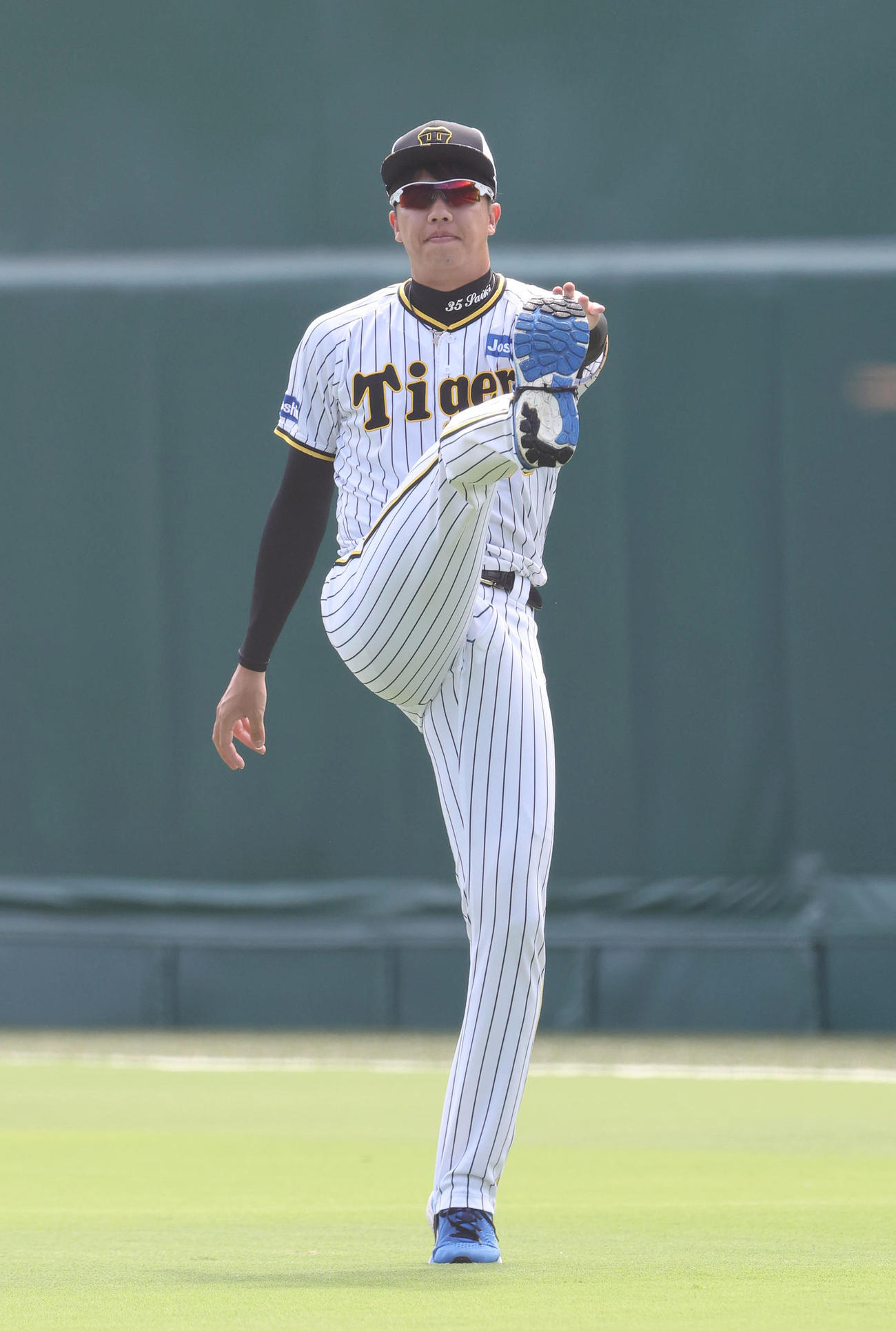 投手指名練習でストレッチする才木（撮影・白石智彦）