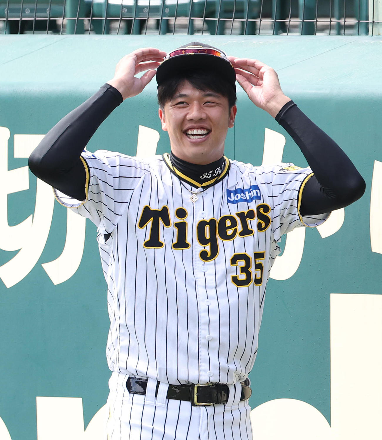 投手指名練習で笑顔を見せる才木（撮影・白石智彦）