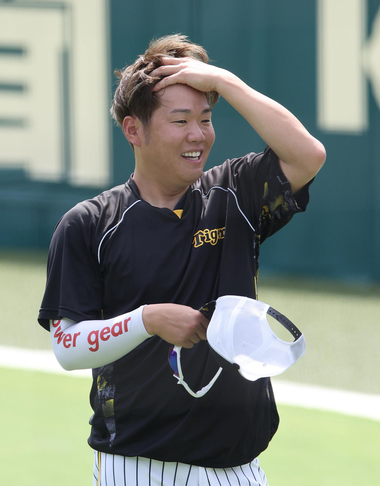 練習で笑顔を見せる西勇（撮影・白石智彦）